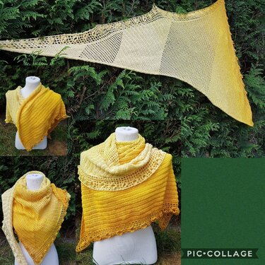 Gehäkeltes gelb verlaufendes Dreieckstuch mit Spitzenrand, drapiert auf Mannequin vor Hecke