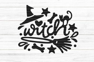 Schwarze Plottgrafik mit dem Schriftzug 'witch', Hexenhut, Besen, Katze, Knochen und Sternen auf hellem Holzgrund.