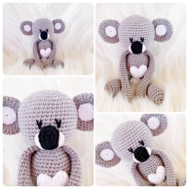 Gehäkelter grauer Koala mit schwarzer Nase und weißem Herz auf weißem Fell