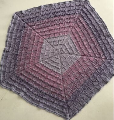 Gestrickte Ombre-Decke in Grau, Rosa und Lila mit quadratischem Reliefmuster