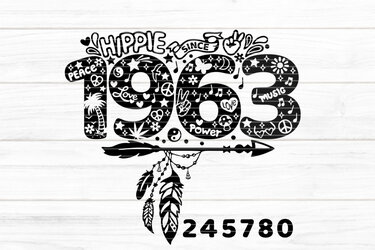 Schwarze Plottdatei 'HIPPIE SINCE 1963' mit Peace-Symbolen, Herzen und dekorativem Federpfeil