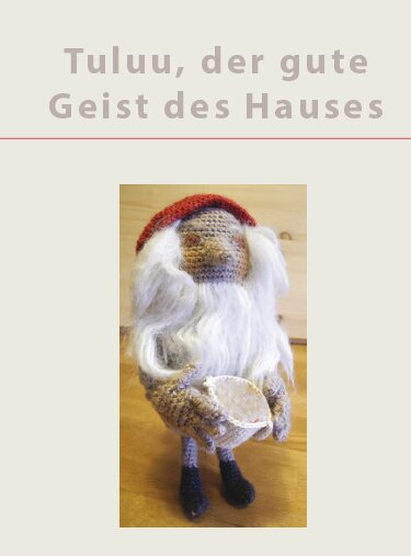 Gehäkelter Wichtel mit roter Mütze, weißem Bart und kleiner Schale auf Holzuntergrund
