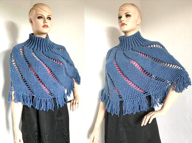 Gehäkelter blauer Damenponcho mit Rollkragen, diagonalen Lochstreifen und Fransen auf Schaufensterpuppe.