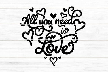 Einfarbiges Plotmotiv 'All you need is Love' mit mehreren Herzskizzen auf hellem Holz