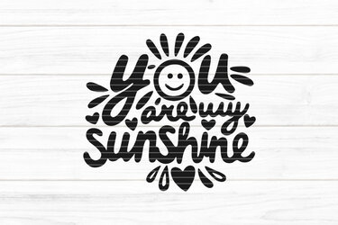 Schwarze Schriftgrafik mit dem englischen Text 'You are my sunshine', einer lächelnden Sonne und kleinen Herzen auf hellem Hintergrund.
