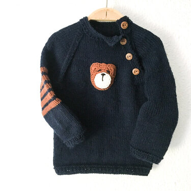 Dunkelblauer gestrickter Baby-Pullover mit gehäkeltem Bärenmotiv, Schulterknöpfen und gestreiftem Ärmel