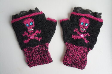 Schwarz-pinke fingerlose Armstulpen mit Totenkopf, blauen Sternen, glitzernden Steinchen und schwarzer Spitze