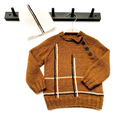 Gestrickter Baby-Pullover in Rostbraun mit schwarzen und weißen Streifen und cremefarbene Mütze auf weißem Hintergrund