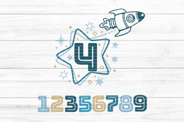 Plottdatei Zahl 4 im Sternmotiv mit Rakete, Sternen und Zahlenreihe 1–9 auf hellem Holzgrund