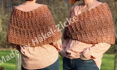 Person trägt kurzen braun-orangefarbenen gehäkelten Schulterschal mit Rippenstruktur, Rück- und Seitenansicht