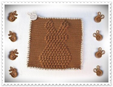 Brauner gehäkelter Topflappen mit Hasenmotiv und kleinen Hasenapplikationen