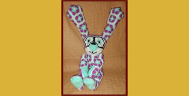 Gehäkelter Amigurumi-Hase aus African-Flower-Granny-Motiven in Mint und Violett mit langen Ohren