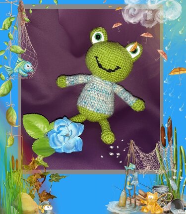 Grüner Amigurumi-Frosch mit blau-weißem Pullover vor lila Hintergrund und dekorativer Naturillustration