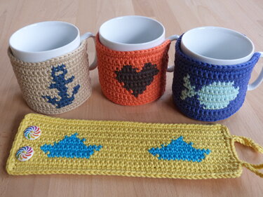 Crochet pattern for mug cozys with integrated figures