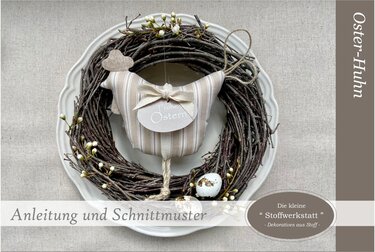 Gestreiftes Stoff-Osterhuhn an Zweigkranz mit weißen Deko-Eiern auf einem Teller