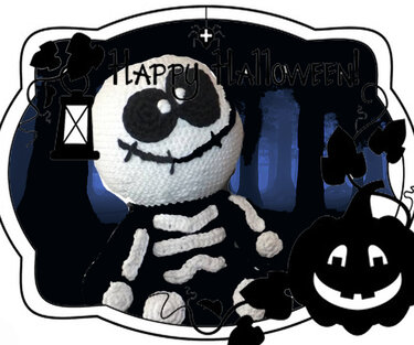 Gehäkelte Skelett‑Amigurumi mit weißen Knochenapplikationen auf schwarzem Körper vor Halloween‑Hintergrund mit Kürbis und Laterne.