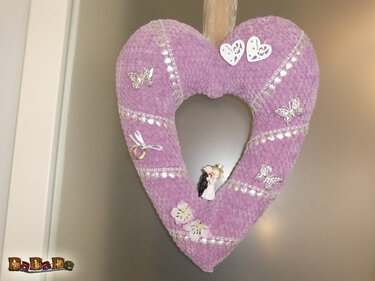 Gehäkelter Herzkranz in Flieder mit silbernen Bändern, Schmetterlings- und Blumenapplikationen sowie Brautpaar‑Figur