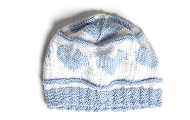 Hellblaue und weiße gestrickte Babymütze mit Herzmotiv und geripptem Bündchen