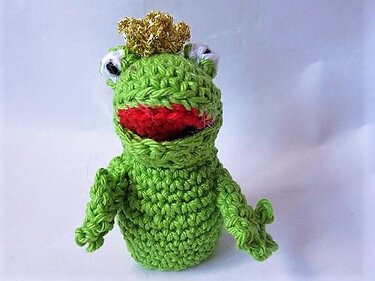 Gehäkelter Froschkönig als Fingerpuppe mit goldfarbener Krone