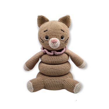 Beige gehäkelte Babykatze mit ringförmigem Körper und rosa Halskrause