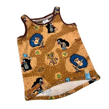 Ärmelloses Baby-Top in Braun mit Maulwurf-, Igel- und Mäuse-Motiven, sichtbare Nahtkante am Saum