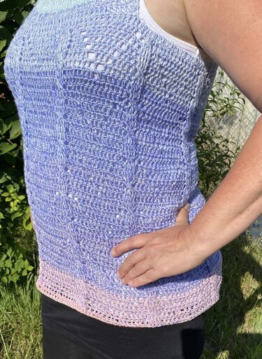 Gehäkeltes Top in Flieder mit zartrosa Saum, Seitenansicht