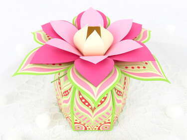 Geschenkverpackung mit Blume in Rosa – Bastelanleitung und Vorlagen