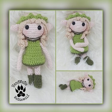Gehäkelte Amigurumi-Elfenpuppe in grün mit blonden Locken und spitzen Ohren, drei Posen auf weißem, flauschigem Hintergrund.