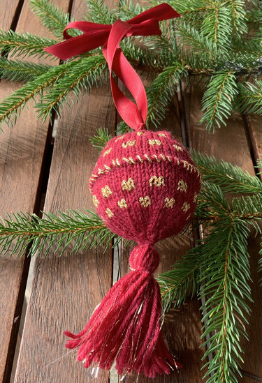 Tiefrote gestrickte Weihnachtskugel mit goldenen Punkten, Quaste und rotem Aufhängeband