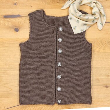 Braune, gestrickte ärmellose Weste mit Knopfleiste auf Holzuntergrund