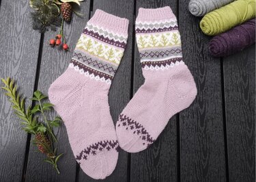 Rosa Damensocken mit Fair‑Isle‑Muster und Garnknäueln