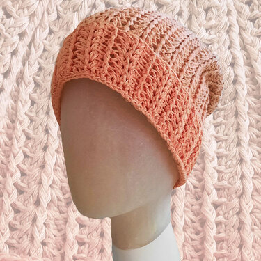Lachsfarbene gehäkelte Beanie mit vertikalem Rippenmuster auf Schaufensterpuppe