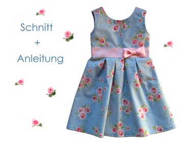 Hellblaues ärmelloses Kinderkleid mit rosa Rosenmuster, Taillenband und Faltenrock; Hinweis 'Schnitt + Anleitung' links.