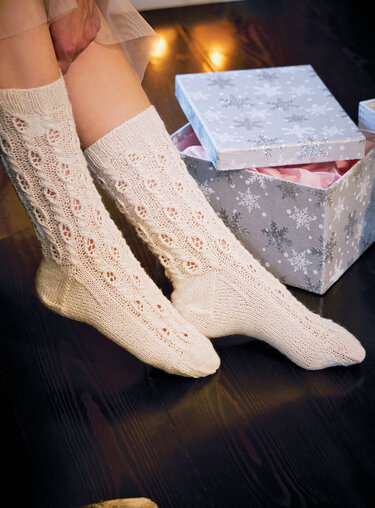 Strickanleitung: Romantische Trachtenstrümpfe mit Kaschmir-Anteil