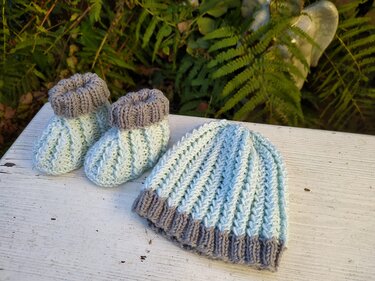 Anleitungspaket Babyschuhe und Mütze (KU 33-55 cm) "Dezember 2021" - Stricken
