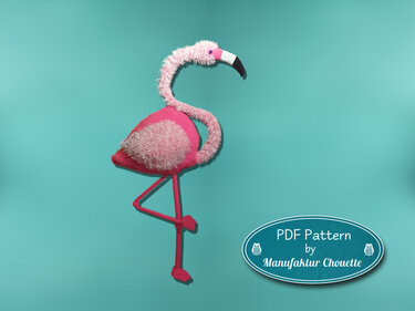 Gehäkeltes rosa Flamingo-Kissen mit flauschiger Brust und gebogenem Hals vor türkisfarbenem Hintergrund