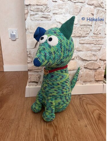 Gehäkelter Amigurumi Hund in melierten Grün- und Blautönen mit rotem Halsband