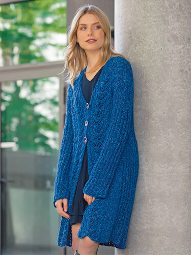 Strickanleitung: Blaumelierter Mantel mit Ajourbordüren