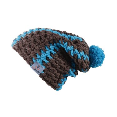 Gehäkelte braun-türkise Beanie mit Bommel, isoliert auf weißem Hintergrund.