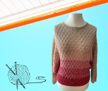 Gestrickter Damenpullover in Beige-Rot mit Lochmuster auf Mannequin