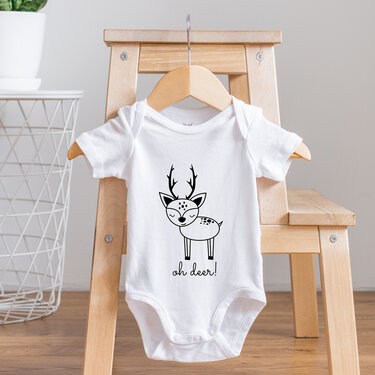 Weißer Babybody mit schwarzem Reh-Plott und dem Schriftzug 'oh deer!'.