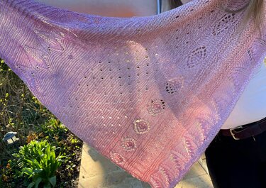 Gestricktes Dreieckstuch in Rosa-Lila mit Ajour- und Lochmustern