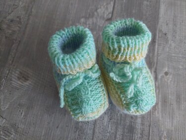 Strickanleitung Babyschuhe mit einem kleinen Zopf in der Mitte!