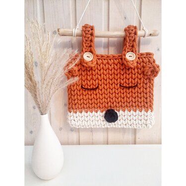Handgehäkeltes Fuchs-Wandbild in Orange und Creme, mit Holzknöpfen an einem Holzstab hängend