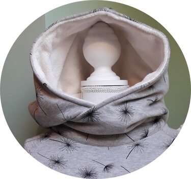 Gepolsterter grauer Kapuzenschal mit Pusteblumenmuster, Kapuze innen hell gefüttert