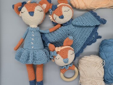 Gehäkelte Fuchs-Puppe im blauen Kleid, Fuchs-Schmusetuch und Greifring mit Holzring in Blau und Orange