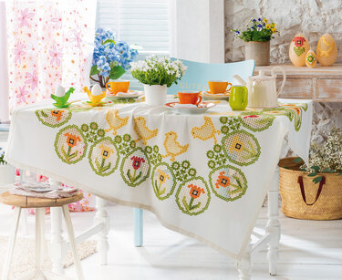 Österlich Bestickte Tischdecke und Kerzen - Sticken