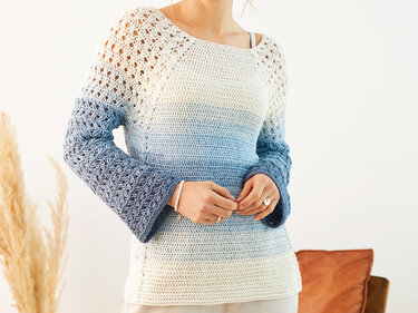 Gehäkelter Pullover in Weiß-Blau-Ombré mit Lochmuster an Schultern und Ärmeln