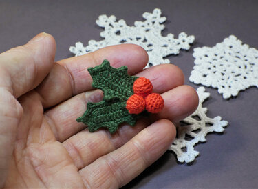 Crochet pattern Holly brooch