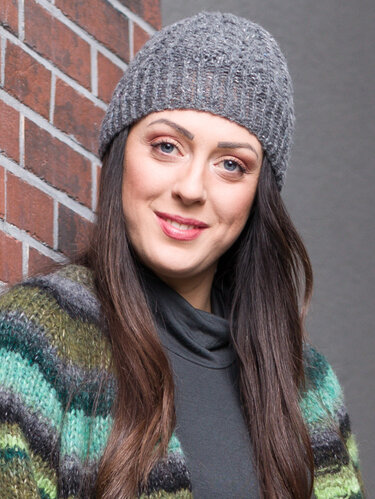 Bimori - Graue Mütze mit Zopfmuster - Stricken